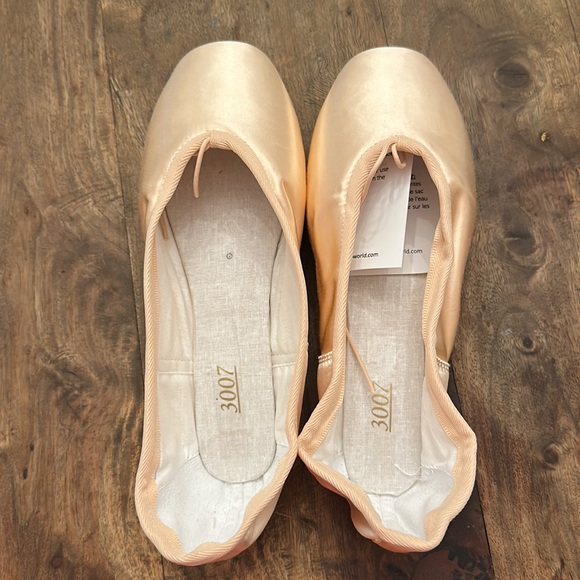 brand new Nikolay 3007 pointe shoes (7 1/2, XXX, M) - Picture 4 of 12